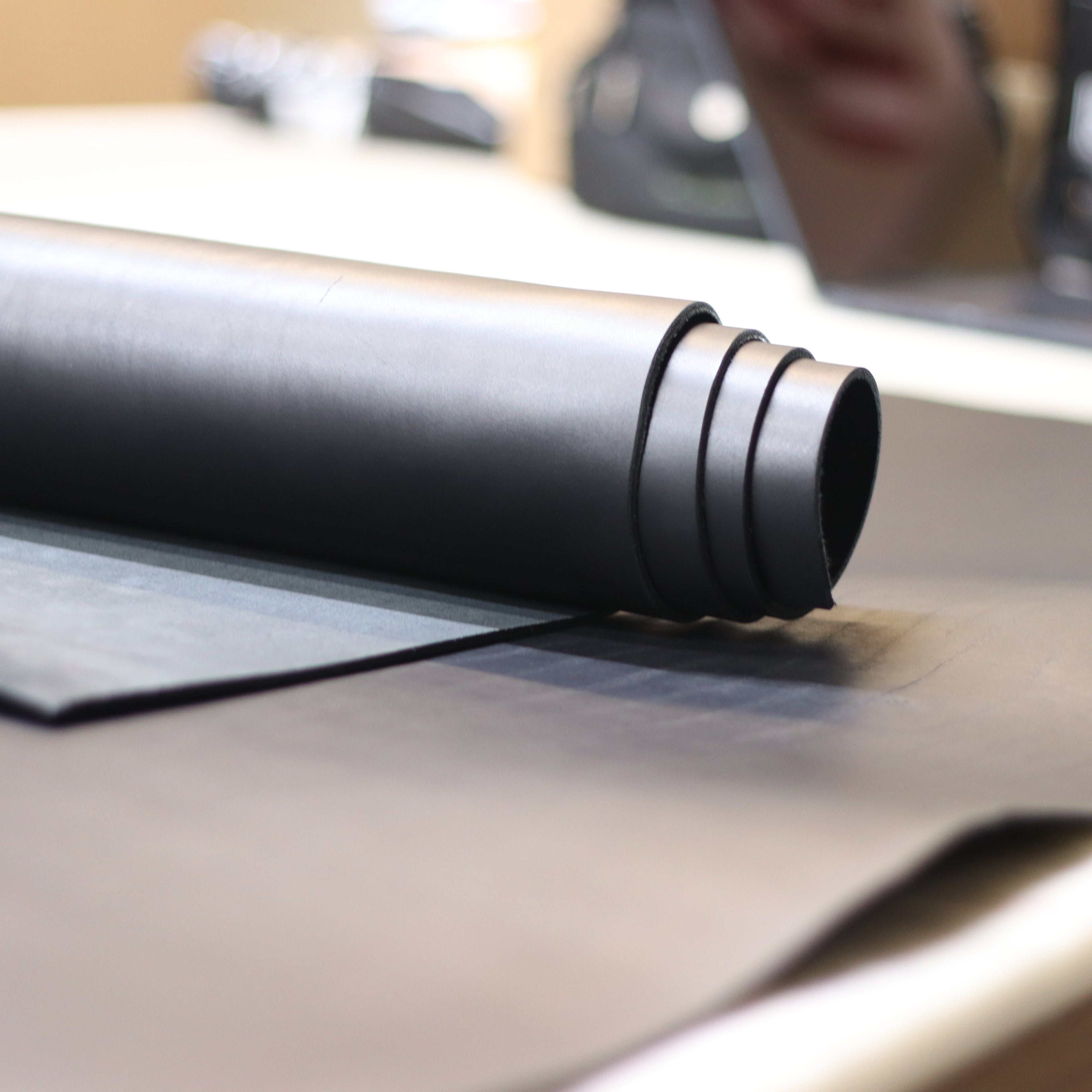 7/8oz. Ilgaz Db. Shoulders Vegetable-Tanned Black Leather by Sepici